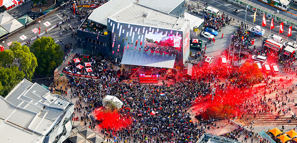 media that moves digital screen formula1 4 980px